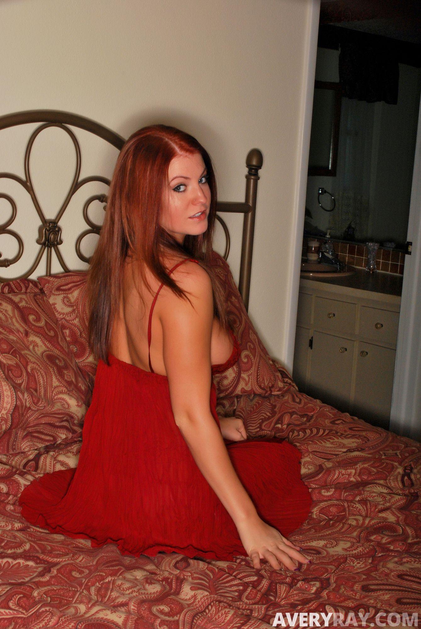 Avery Ray met de la lingerie rouge sexy et vous attend dans le lit.
 #53387832