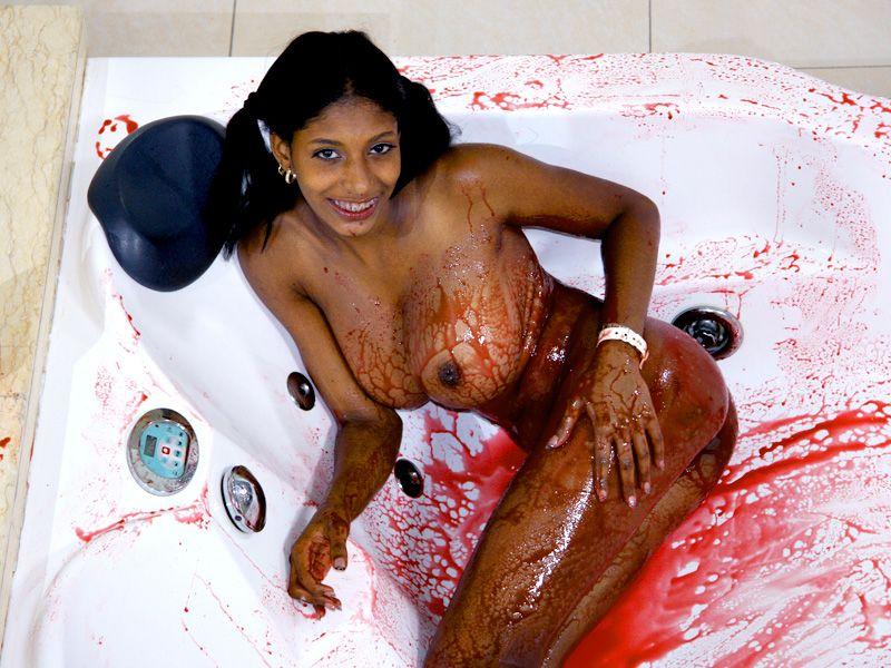 Fotos de lil chica haciendo un lavado de cuerpo
 #58944241