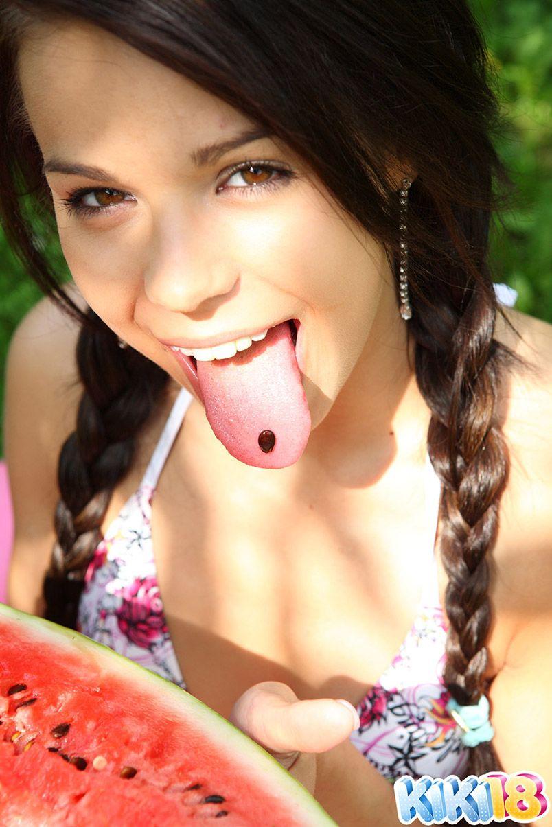 Bilder von Teen Girl Kiki 18, die mit ihrer Wassermelone ungezogen wird
 #58734378