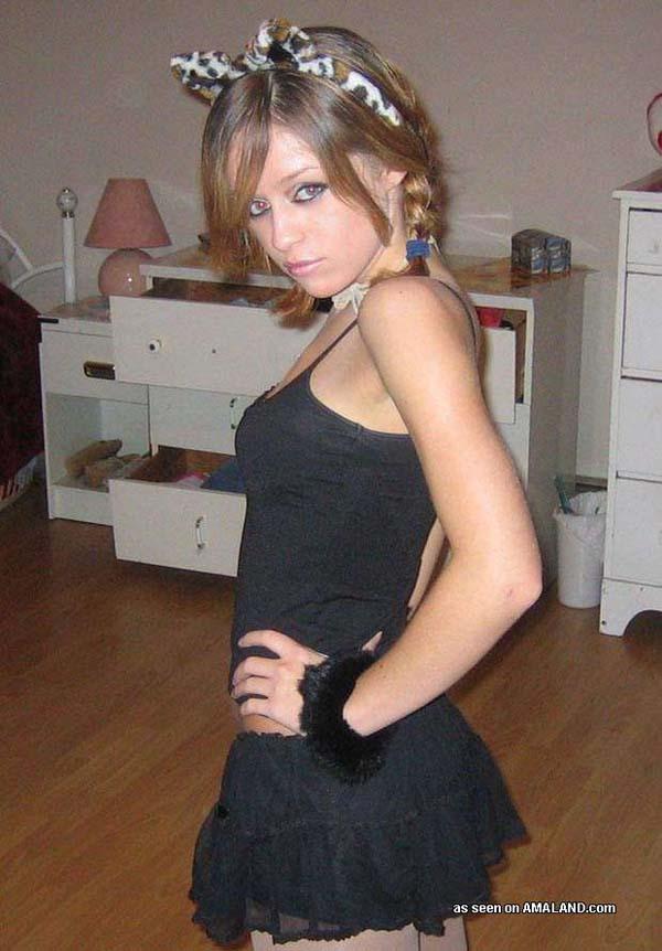 Photos d'une jeune femme amateur en train d'exhiber ses courbes.
 #60664380