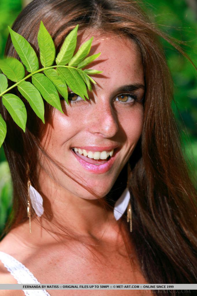 Brünette Schönheit fernanda zeigt ihren atemberaubenden Körper in den Blättern
 #54375700