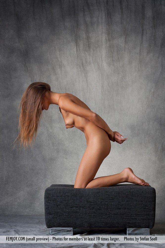 Fotos de una chica caliente totalmente desnuda
 #60393395