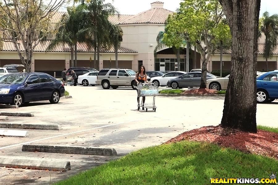 La chica latina jade jantzen es recogida en un estacionamiento para tener sexo caliente
 #55043772