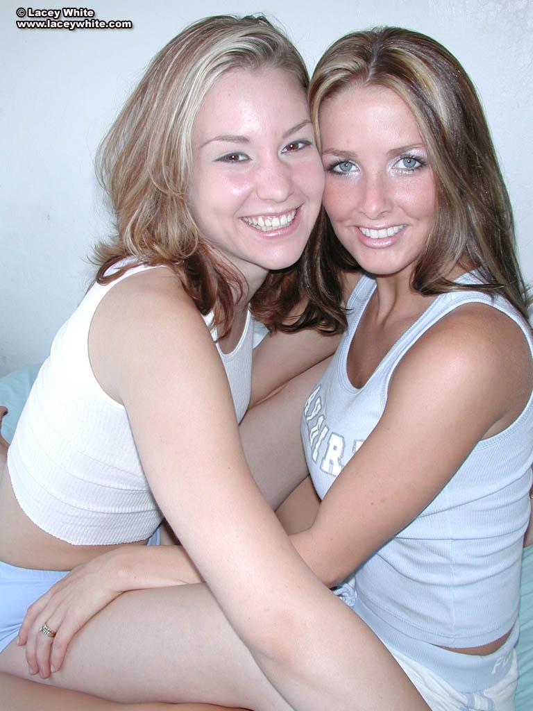 Bilder von zwei Teenager-Kolleginnen, die sich küssen und befummeln
 #58804365