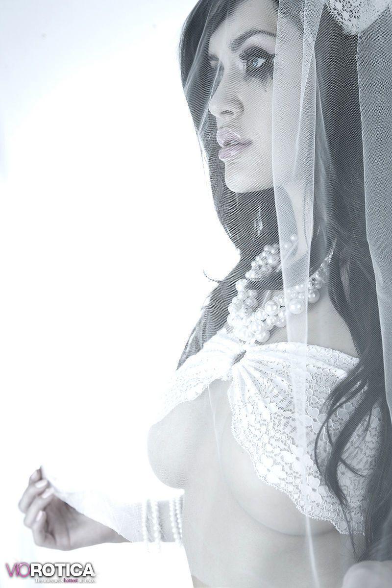 Photos de la jeune amateur viorotica habillée en mariée gothique sexy
 #60151877