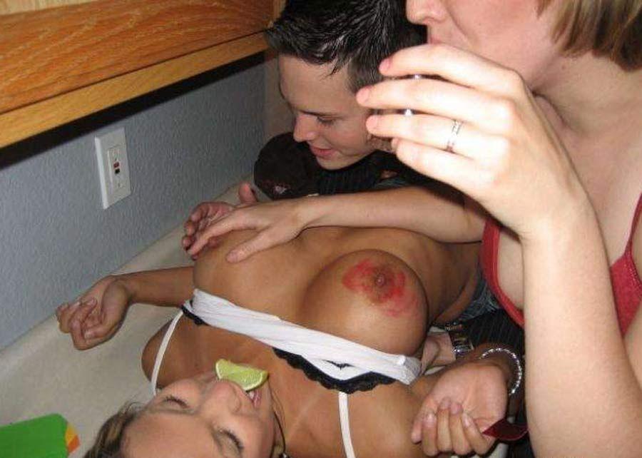 Fotos de jóvenes locas y borrachas haciéndose lesbianas
 #60652002