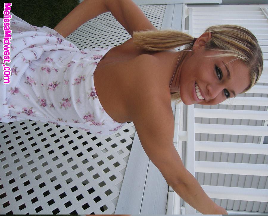 Melissa in un sexy abito bianco
 #59496573