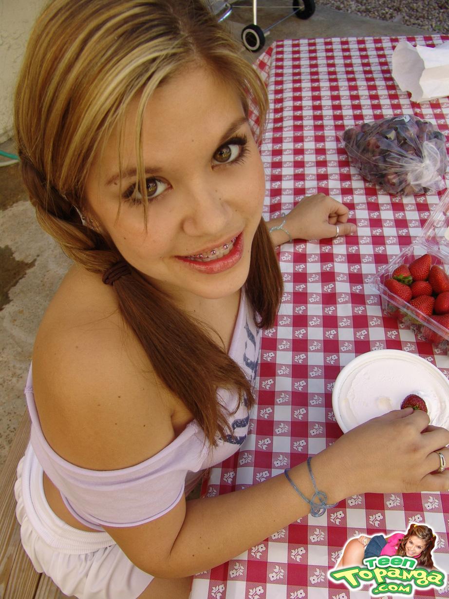 Topanga jeune avec des fraises et de la crème fouettée
 #60082519