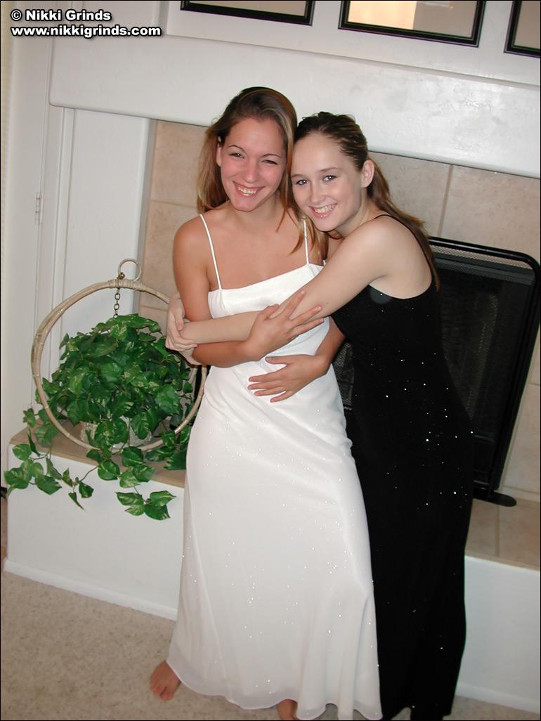 Bilder von Nikki Grinds und Stacy Bride, die sich für Sie ausziehen
 #59778961