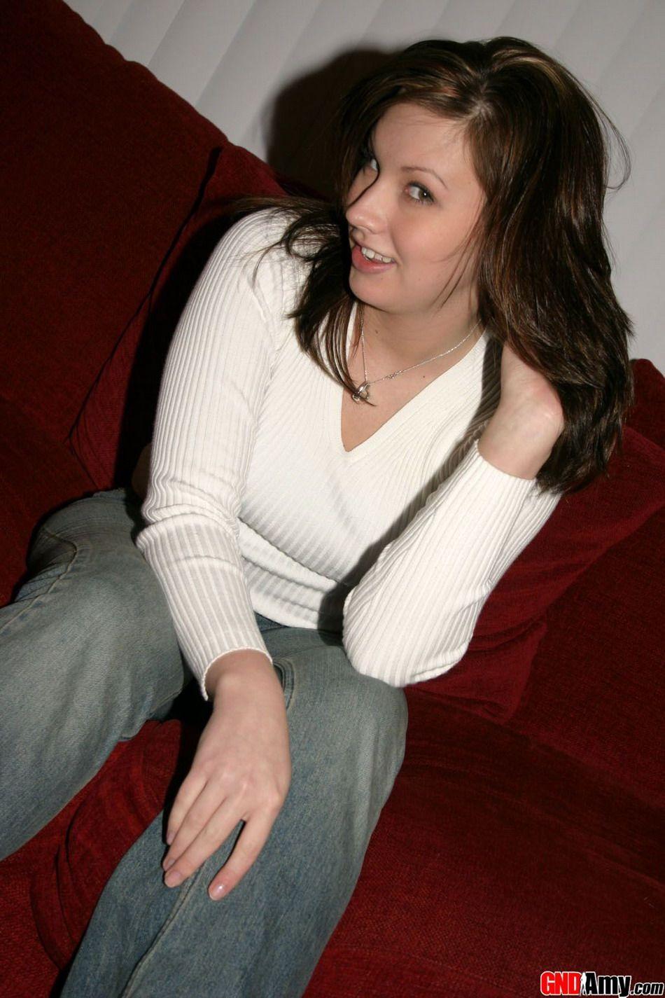 Bilder von Teenie-Star Gnd Amy beim Strippen auf der Couch
 #61770346