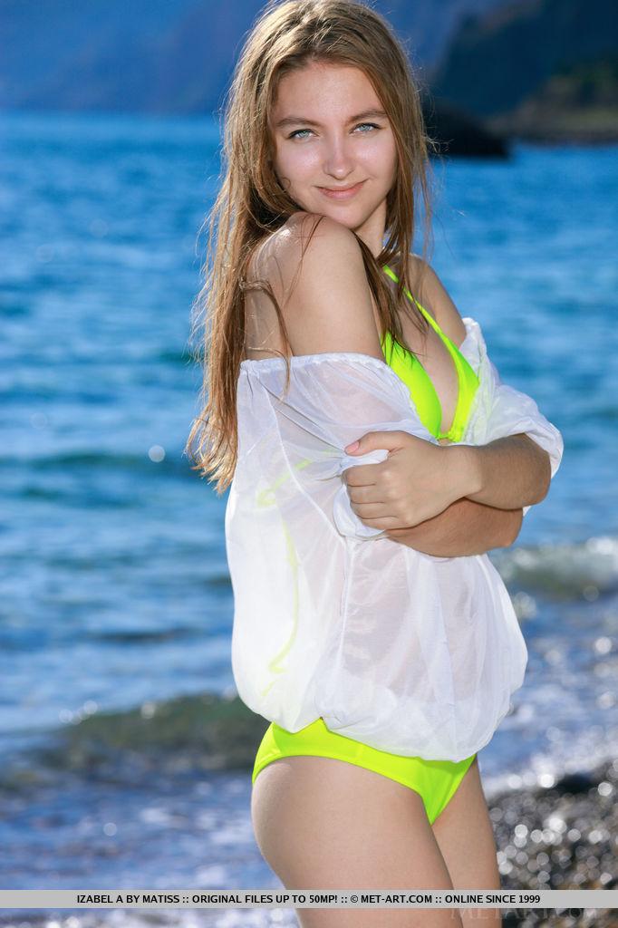 La bella joven izabel a se desnuda junto al mar en "nadeu"
 #55018273