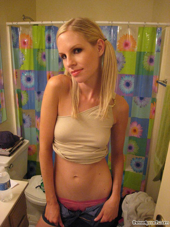 濡れた桃のブレナの写真は、バスルームで裸
 #60874821