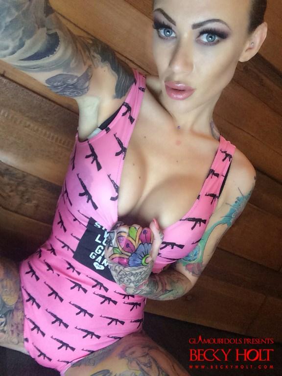 Becky holt a casa nel suo body rosa e lingerie sexy
 #53419168