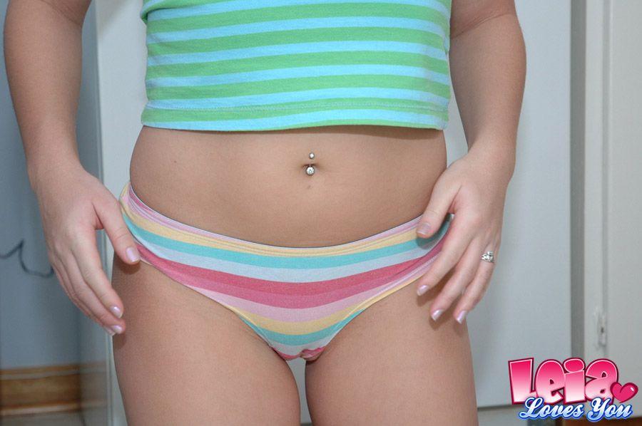 Bilder von teen babe leia loves you hanging out in her panties
 #58877574
