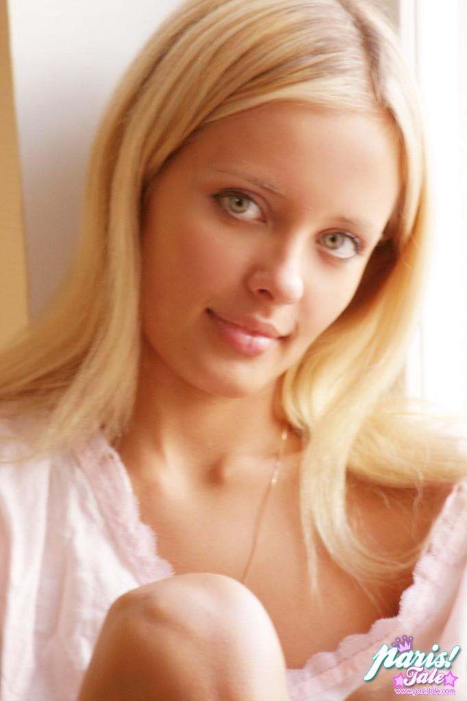 Paris, jeune blonde, montre son corps de jeune sexy
 #59817561