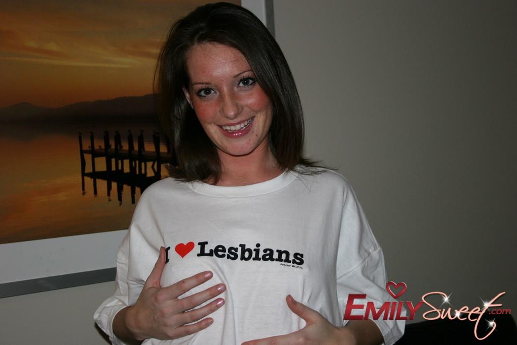 ティーンのかわいいエミリーは、すべてのレズビアンのために自慰行為をするの写真
 #54240245