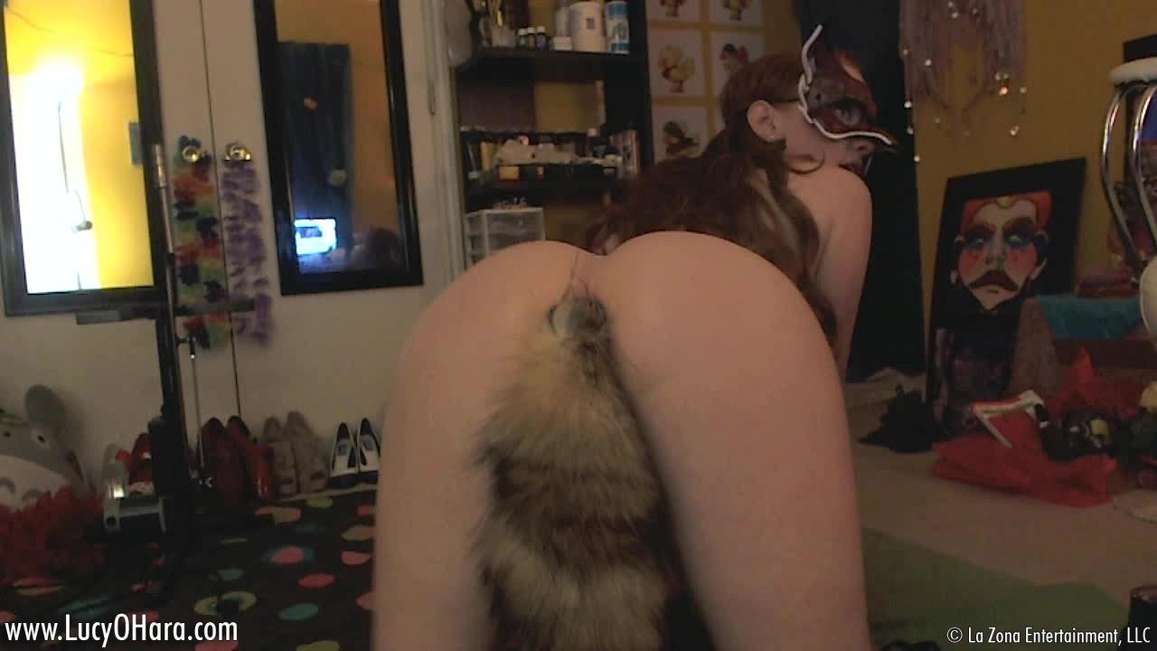 Lucy ohara montre son butt plug dans son cul serré qui fait également office de queue de renard.
 #59121735