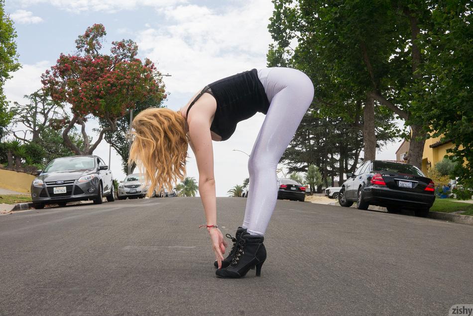 Heiße Studentin phoebe keller neckt in ihrer engen Yoga-Hose
 #59823557