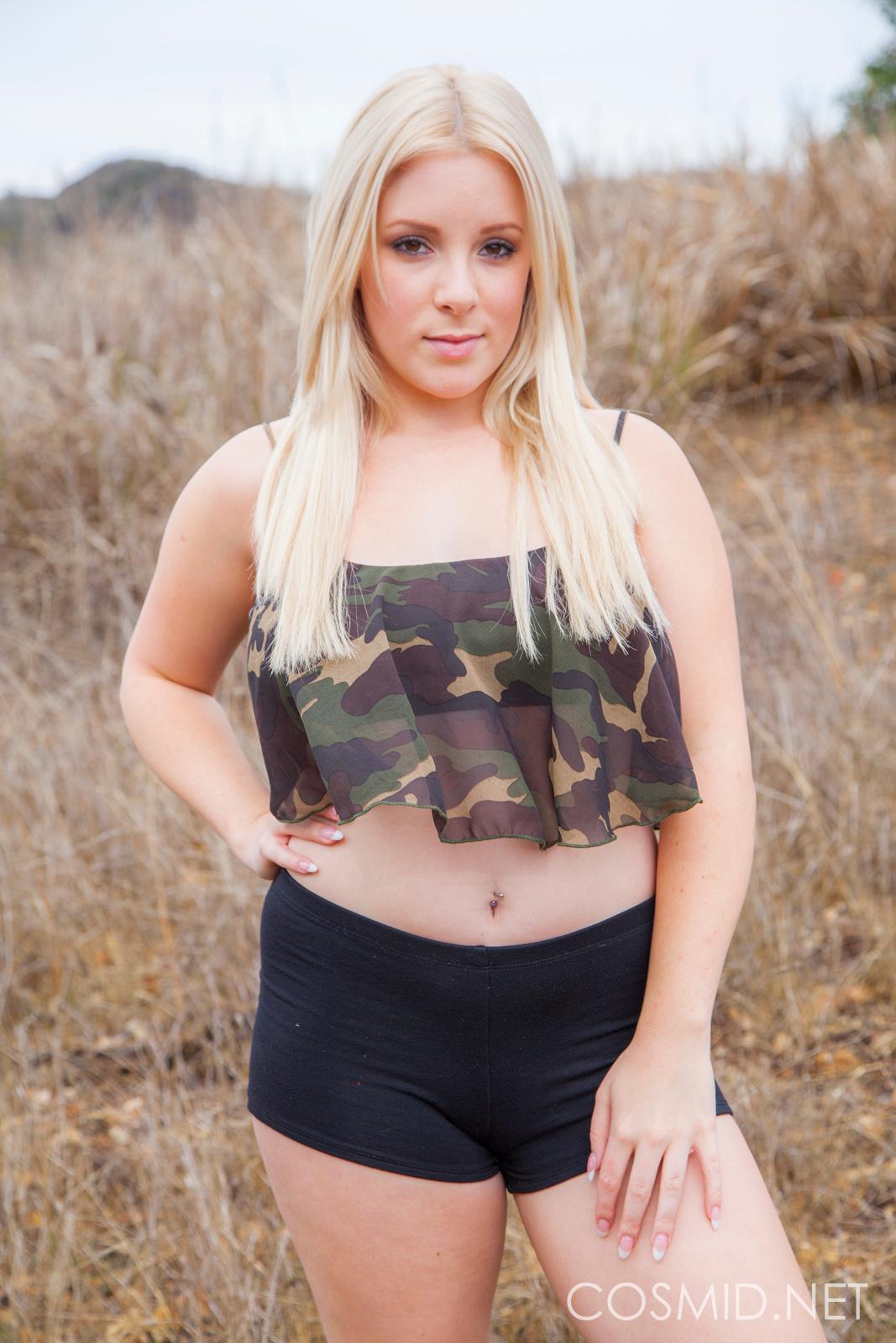 Curvy blonde Mädchen marilyn zeigt Ihnen ihre Titten und Muschi auf der Schaukel
 #59242841