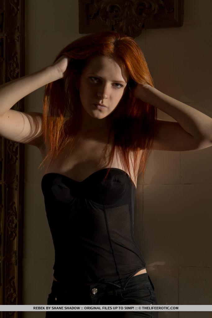 Redhead Model Rebek rutscht ihre Hose herunter, um ihre nasse Muschi zu fingern
 #60863860