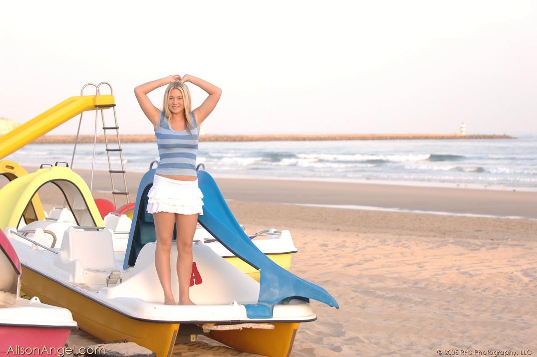 Immagini di angelo teen modello alison che si espone su una spiaggia
 #53007666