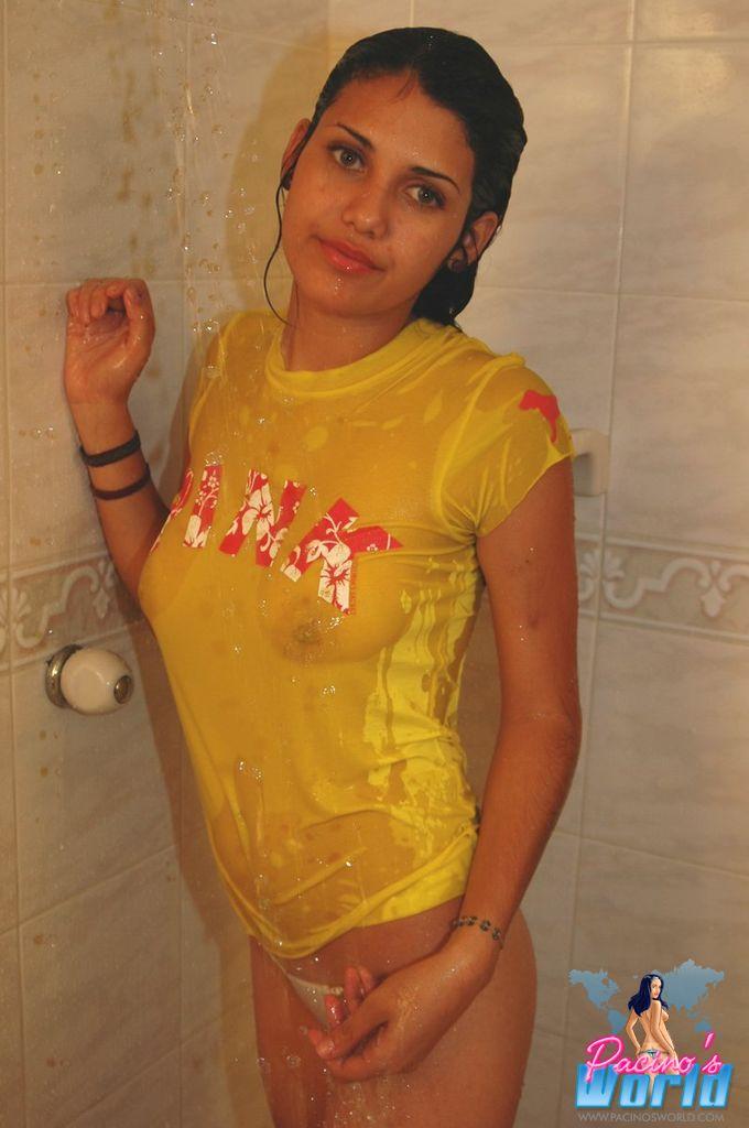 Fotos de una joven latina tomando una ducha
 #60740818