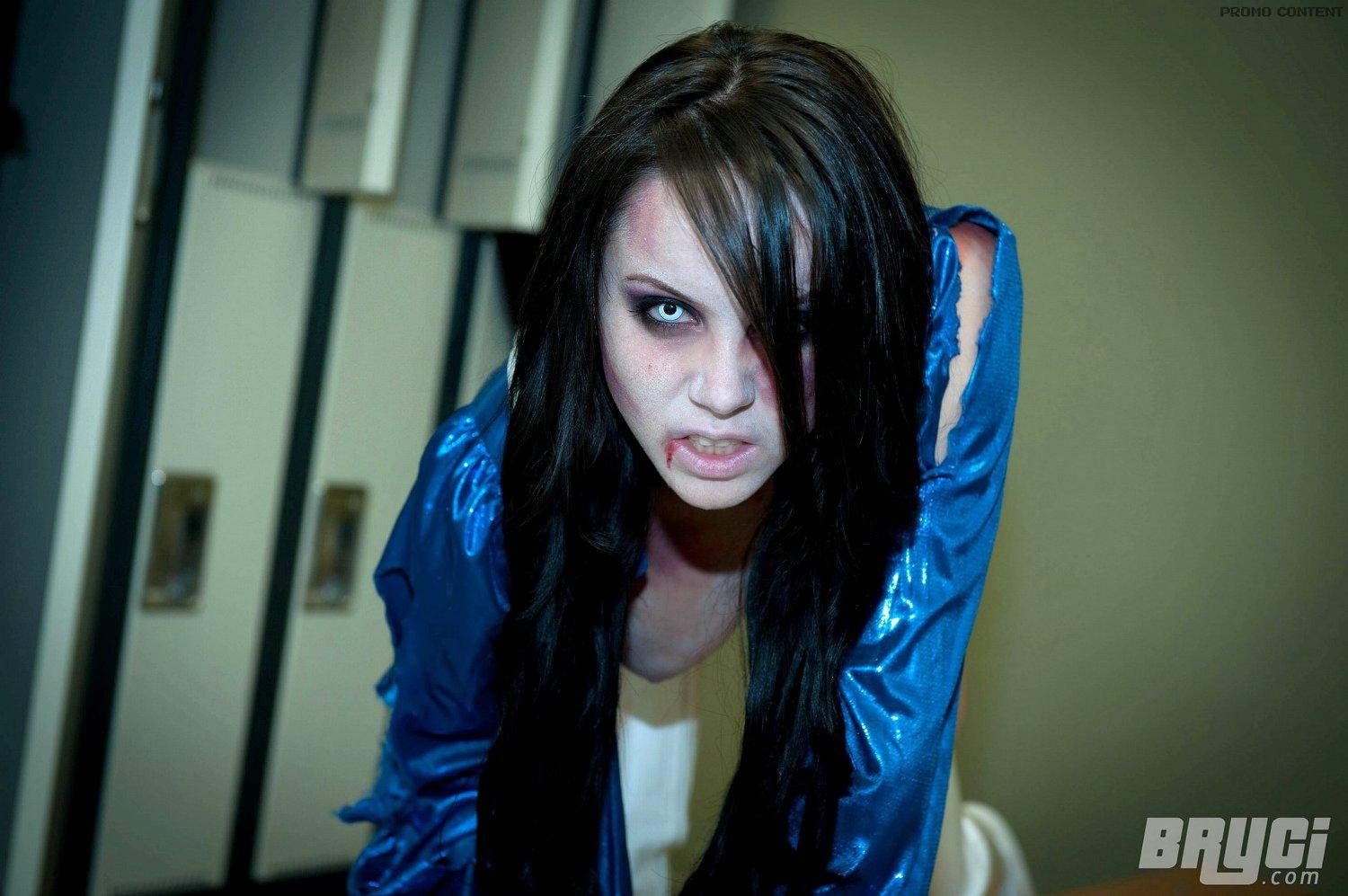 Photos de Bryci déguisée en zombie pour Halloween
 #53570414