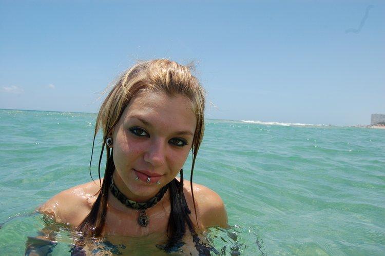 水の中でいくつかの楽しみを持っているセクシーレットの写真
 #59952544