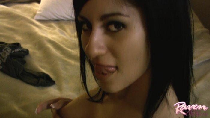 Photos de raven riley se doigtant la chatte au lit
 #59855772