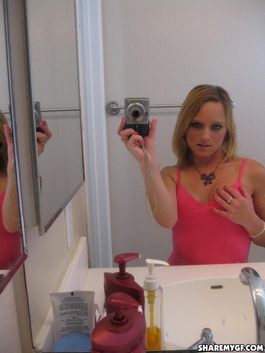 Süße tätowierte Freundin macht Selfie-Bilder von ihren frechen kleinen Titten`
 #60791710