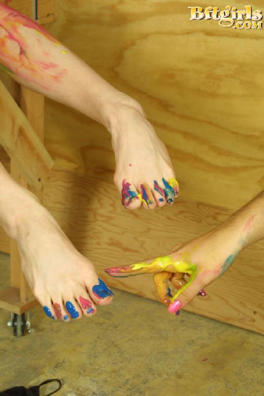 Deux jeunes pieds nus s'amusent avec la peinture corporelle.
 #60253977