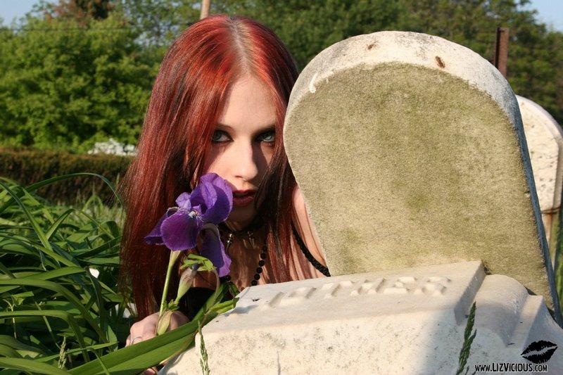 Liz hängt auf einem Friedhof ab
 #59036527