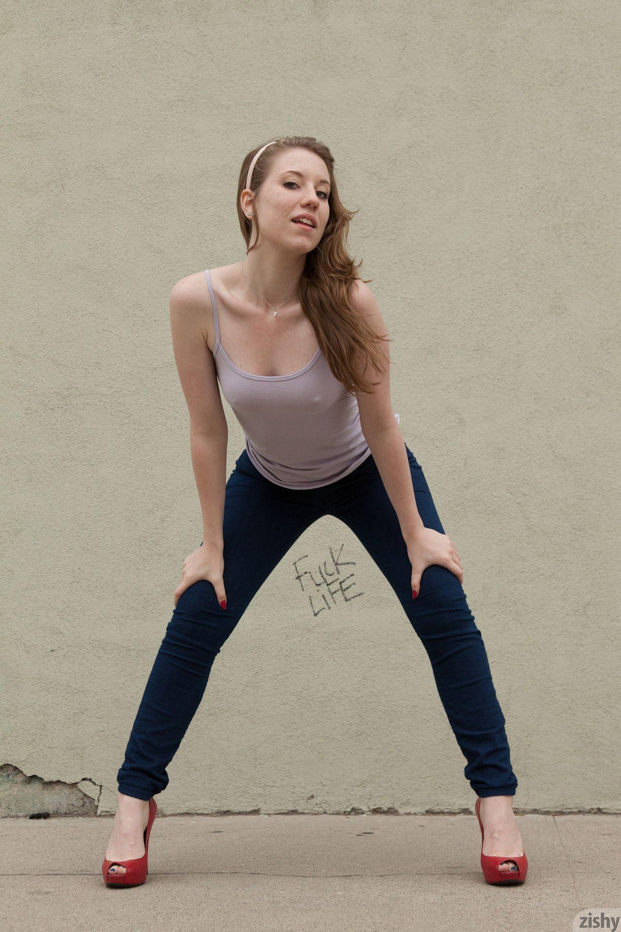 Rothaarige hottie olivia pelton neckt in einer sexy Jeans
 #59804909