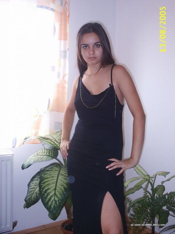 Raccolta di una ragazza bruna sexy che modella abiti succinti
 #60658695