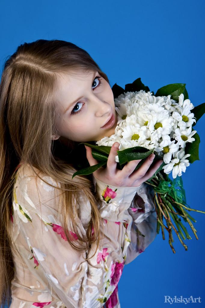 Bilder von heißem Mädchen daisy gold zeigt Ihnen ihre hübsche Blume
 #53914582