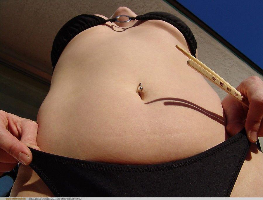 ティーンヴィッキーモデルの写真は、彼女のおっぱいを示す
 #60141780