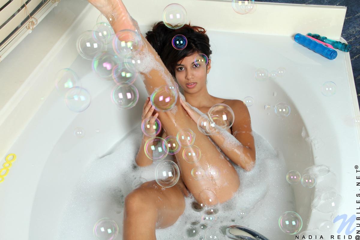 裸のナディア・リードが泡風呂を楽しみながらおもちゃで遊ぶ
 #59637415