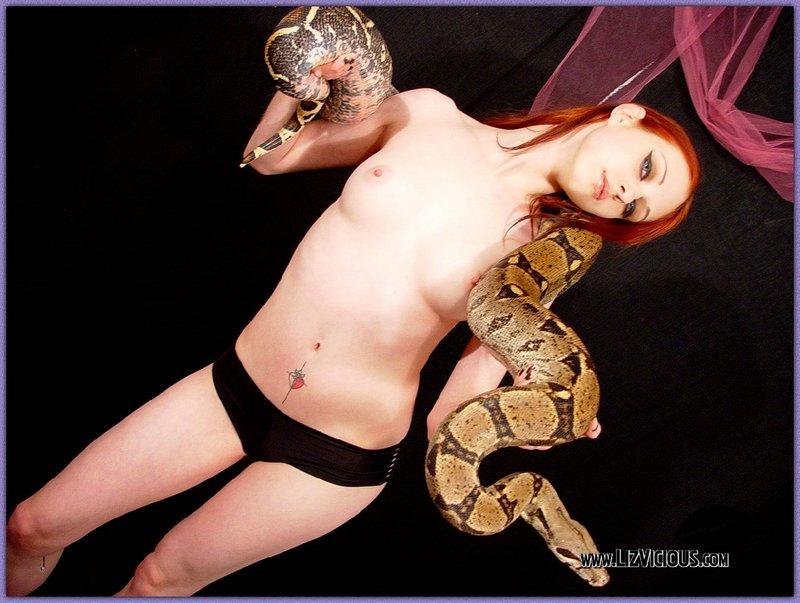 Liz juega con una serpiente
 #59037414