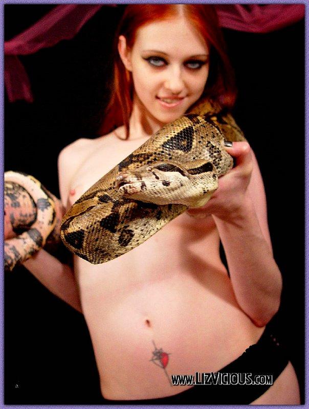 Liz juega con una serpiente
 #59037478