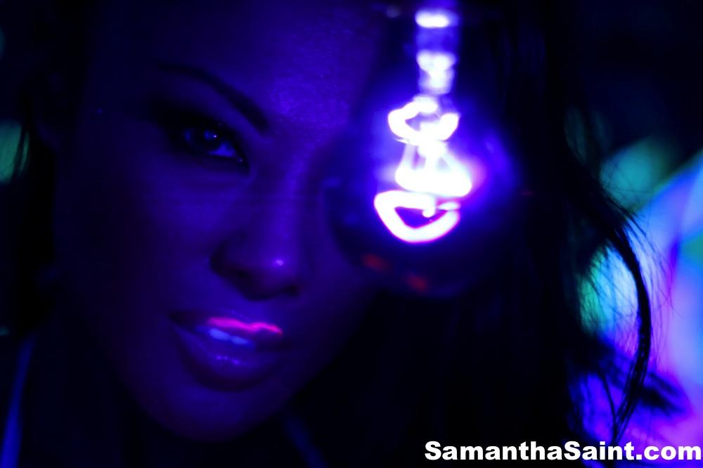 Samantha Saint se met en scène avec une lumière noire.
 #61941868