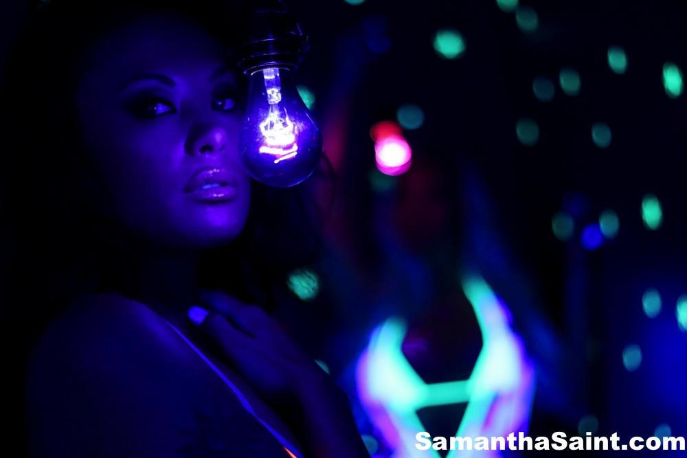 Samantha saint fa tutto il artsy fartsy con una luce nera
 #61941880