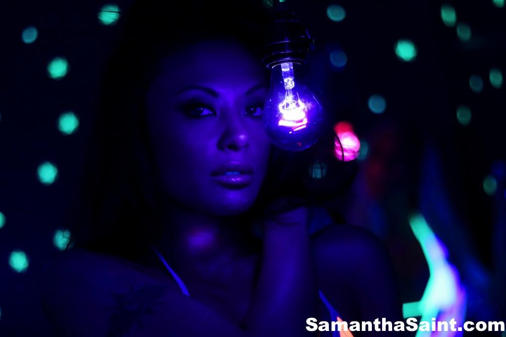 Samantha saint se pone en plan artístico con una luz negra
 #61941887
