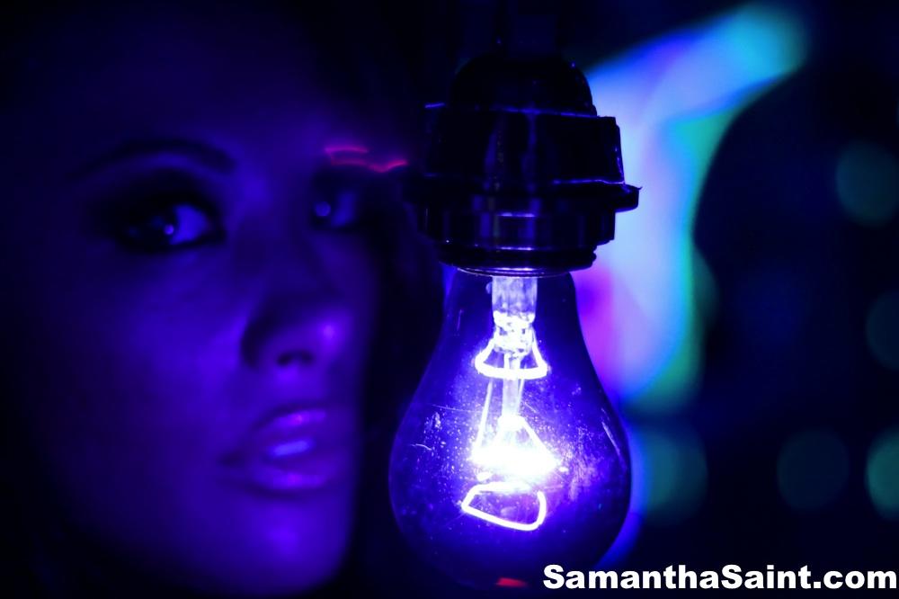 Samantha saint fa tutto il artsy fartsy con una luce nera
 #61941891