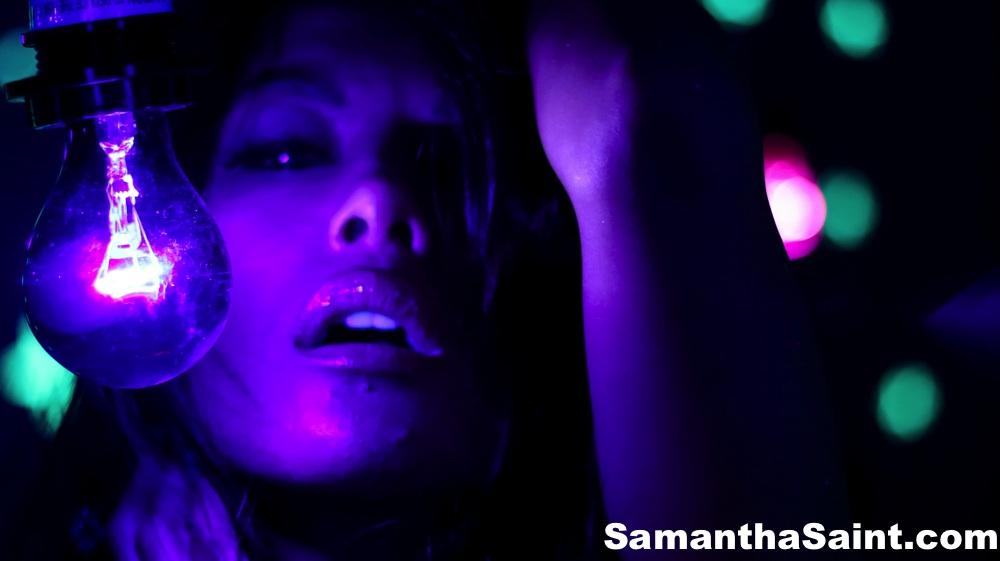 Samantha saint fa tutto il artsy fartsy con una luce nera
 #61941914