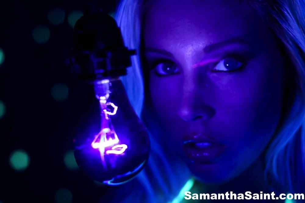 Samantha saint se pone en plan artístico con una luz negra
 #61941921