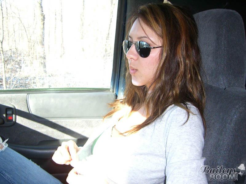 Bilder von Bailey, die dir ihre Titten und Höschen im Auto zeigt
 #53406772