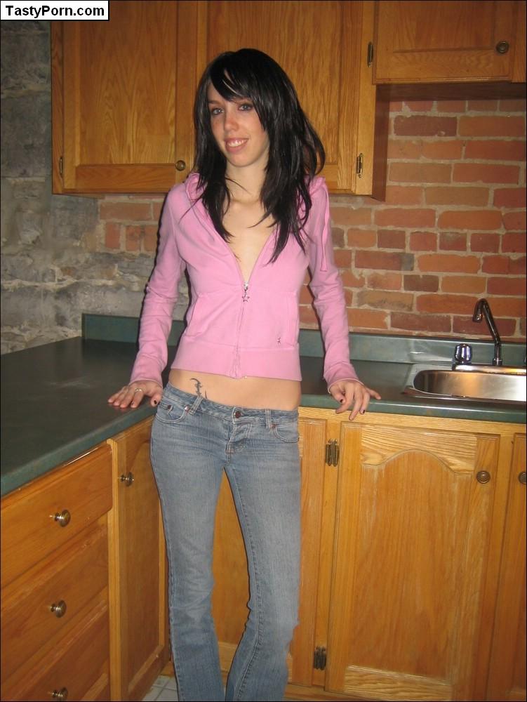 Bilder von Teenager-Model tasty julie, die ihr Shirt auszieht
 #60060071