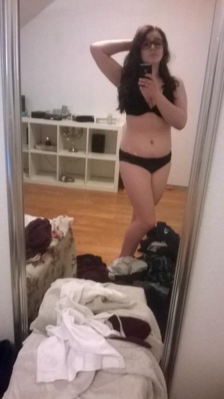 Poussins amateurs coquins montrant leurs corps serrés dans les selfies
 #60809569