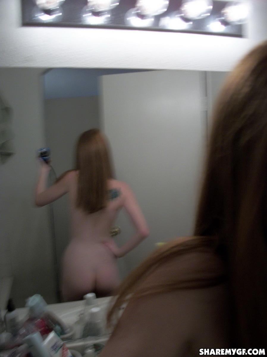 La novia pelirroja sexy se muestra mientras se toma selfies desnuda en el baño
 #60791087