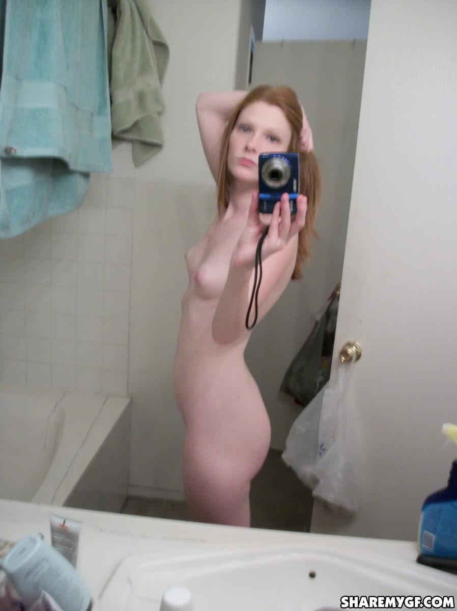 La novia pelirroja sexy se muestra mientras se toma selfies desnuda en el baño
 #60791162